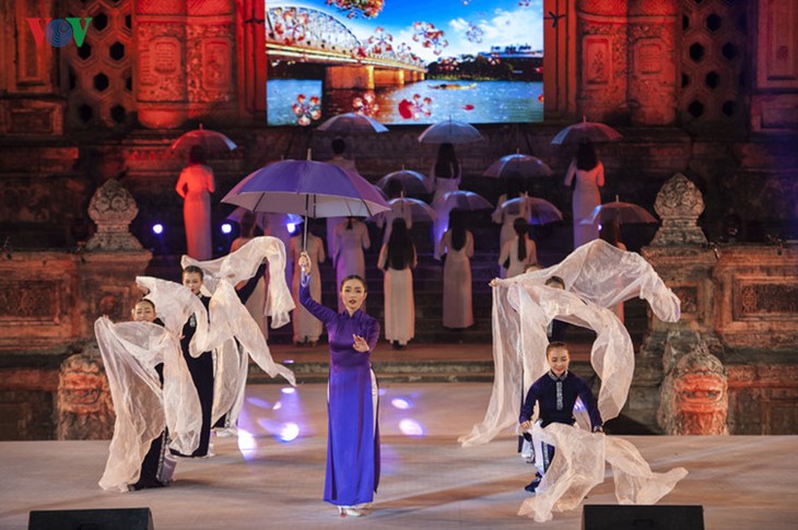 Hanoi Ao Dai Festival 2016 conveys traditional values - ảnh 2